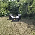 펜션 Private-tranquil-peaceful-garden-bbq Genouille (Vienne)