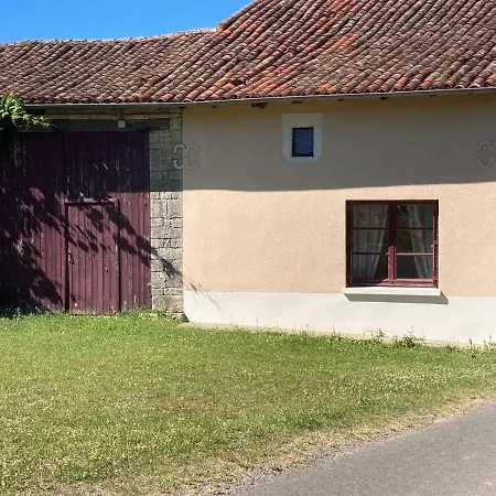 La Maison Des Roses 1-bed House In Genouille * Genouille (Vienne)