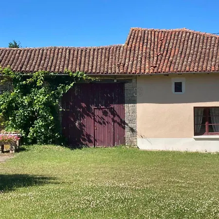 La Maison Des Roses 1-bed House In Genouille *
