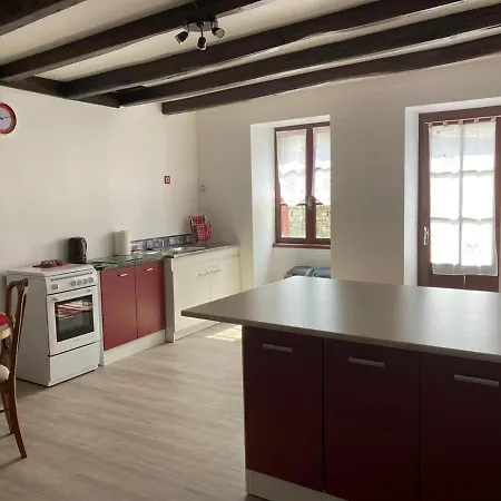 La Maison Des Roses 1-bed House In Genouille