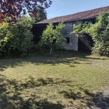 Private-tranquil-peaceful-garden-bbq Ferienhaus Genouille (Vienne)