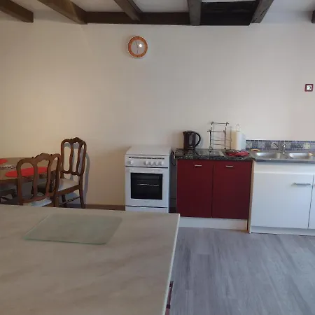 La Maison Des Roses 1-bed House In Genouille *