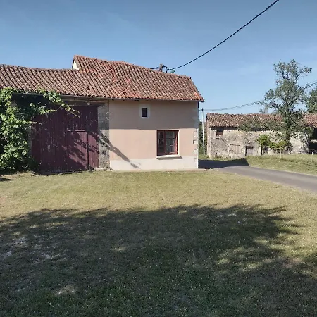 La Maison Des Roses 1-bed House In Genouille *