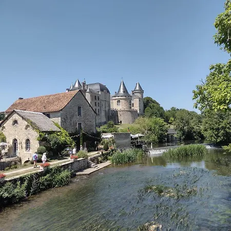 La Maison Des Roses 1-bed House In Genouille *