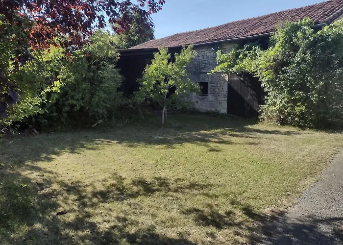 Private-tranquil-peaceful-garden-bbq Сasa de vacaciones Genouille (Vienne)