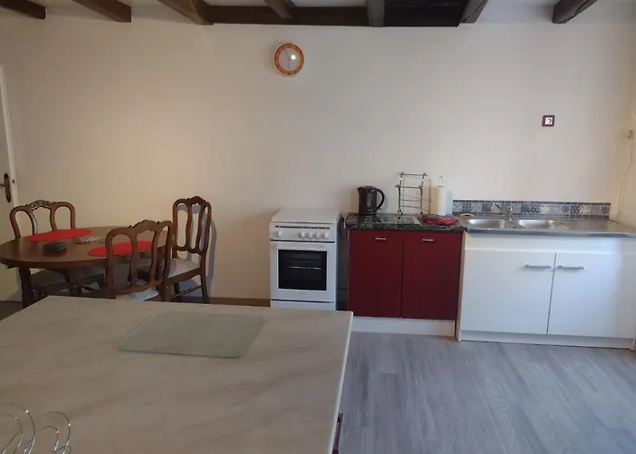 Private-tranquil-peaceful-garden-bbq *