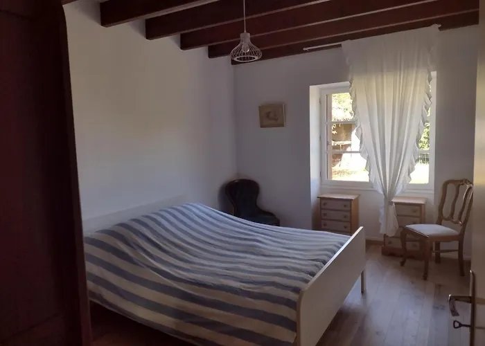 Private-tranquil-peaceful-garden-bbq Genouille (Vienne)