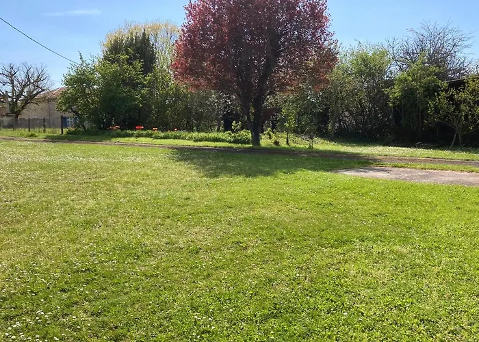 Private-tranquil-peaceful-garden-bbq *