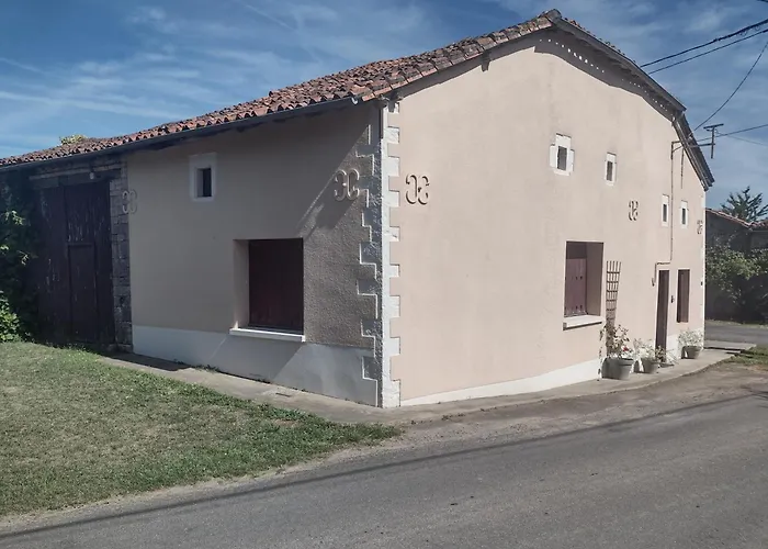 Private-tranquil-peaceful-garden-bbq Genouille (Vienne)